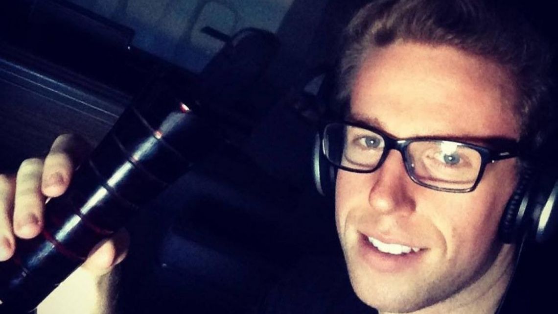 Nu are casă, dar ZBOARĂ în toată lumea la clasa I. Spune că oricine poate face la fel ca el!