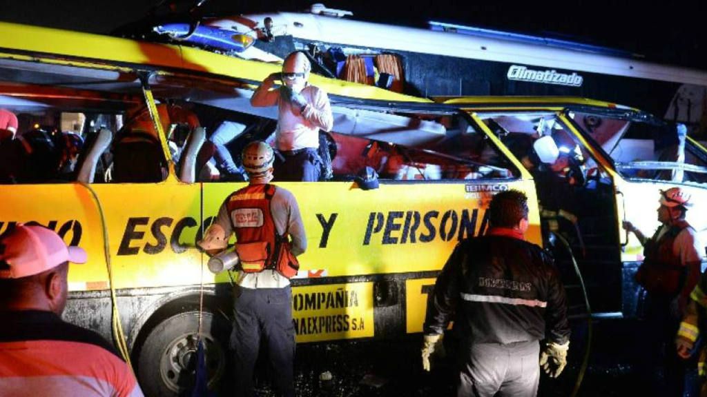 Accident îngrozitor: 20 de oameni au murit după ciocnirea dintre un autobuz și o furgonetă