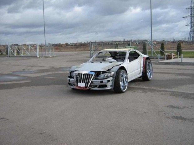 Şi-a făcut PRAF Mercedes-ul CLK, dar l-a restaurat cu spumă de lipit. A rezultat un bolid incredibil