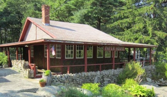 A construit o casă numai din ziare. Cum arată cabană ridicată din 100.000 de cotidiane