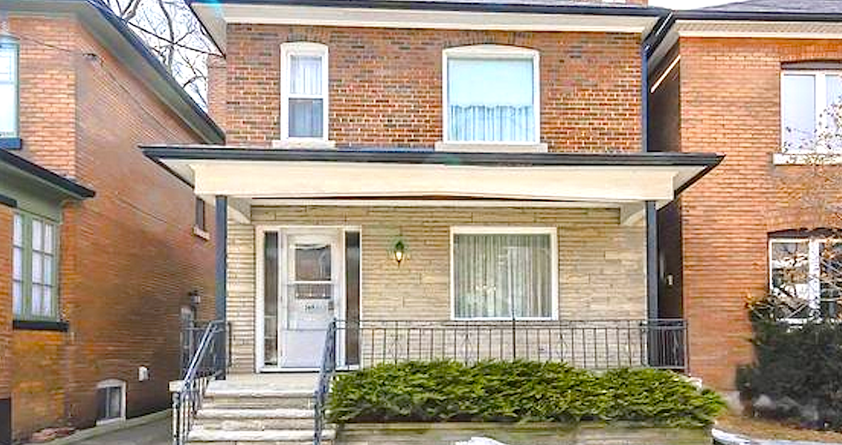 Arată ca o casă banală, dar acolo trăieşte o bătrână de 96 de ani care a schimbat total interiorul