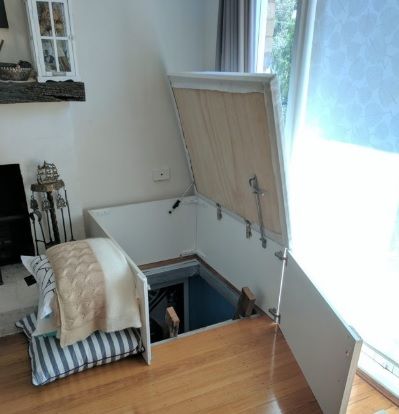 Soţia a găsit o trapă secretă în dormitor. A coborât şi a văzut ce ascundea soţul. A cerut DIVORŢUL