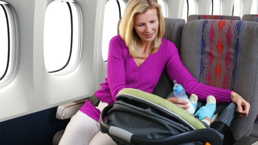 Uimitor! Poze din arhiva companiilor aeriene arată cum "zburau" bebeluşii cu avionul în anii '50