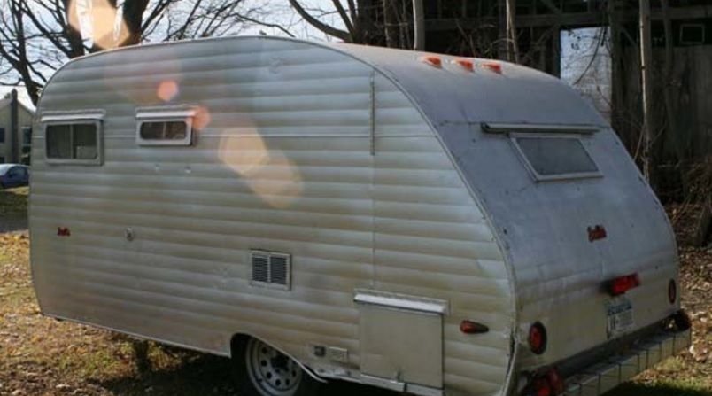 Au găsit o rulotă aruncată la cimitirul de maşini. Au restaurat-o, acum locuiesc în ea.Arată uimitor