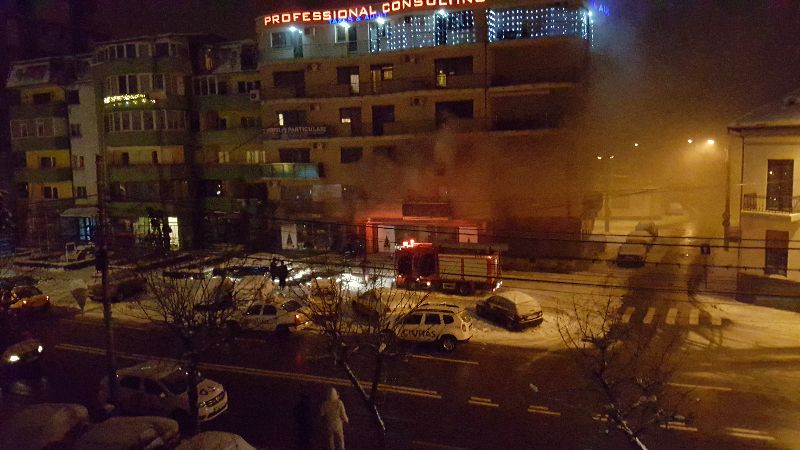 Incendiu puternic în Craiova, la sediul unei bănci