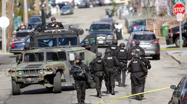 Luare de OSTATICI în SUA: Un individ înarmat a reținut mai multe persoane într-o bancă 