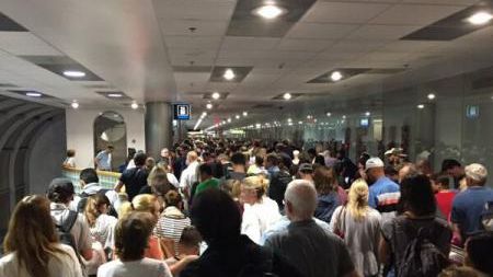 SUA: Mii de pasageri blocați pe aeroporturi din cauza unei defecțiuni a sistemului informatic