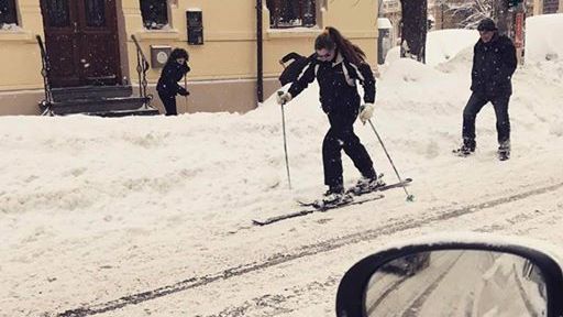 Fotografie şocantă în centrul Capitalei. Cu schiurile prin Bucureşti