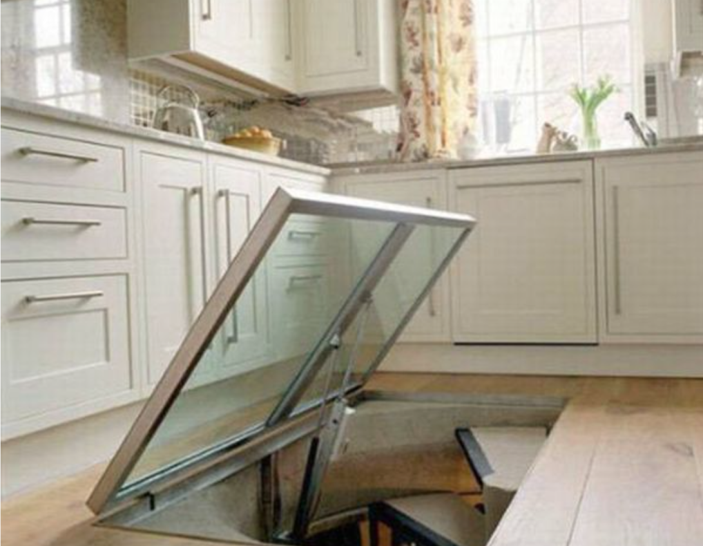 A montat un geam în podeaua bucătăriei, ca să ajungă uşor la ce ascundea acolo