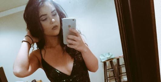 Pare un selfie obișnuit, dar un detaliu i-a șocat pe privitori