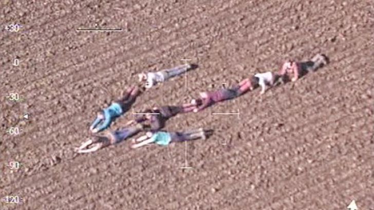 Elicopterul poliției survola câmpul când a văzut ce făceau copii, la sol. Au urmat săgeata și..