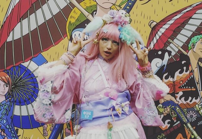 Petrece două ore zilnic pentru a se transforma în păpuşă japoneză. Cum arată fără machiaj e şocant