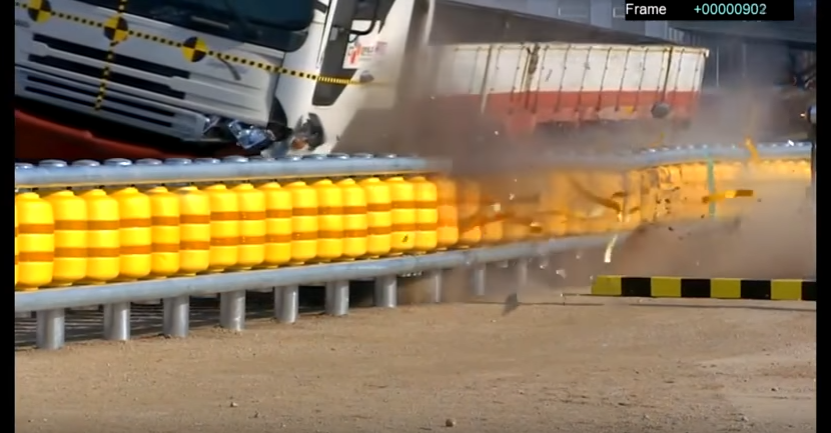 Au inventat parapetul care te salvează de la moarte. Cum arată gardul flexibil, făcut din butoaie