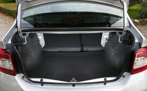 FOTO. Un întreg arsenal. Ce au descoperit poliţiştii de frontieră în portbagajul unui român