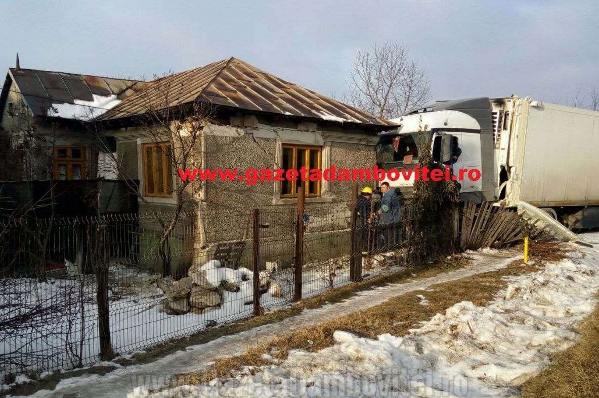 Accident teribil în Dâmboviţa: un TIR a intrat într-o casă. Un copil de 4 ani şi mama sa, la spital 