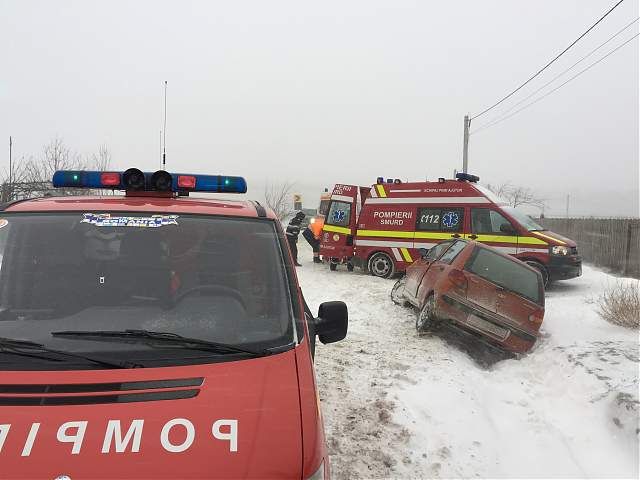Accident cu trei răniţi, pe E58, din cauza zăpezii de pe carosabil 