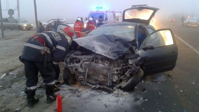 Accident GRAV în Timiş: două mașini s-au ciocnit frontal, 3 victime