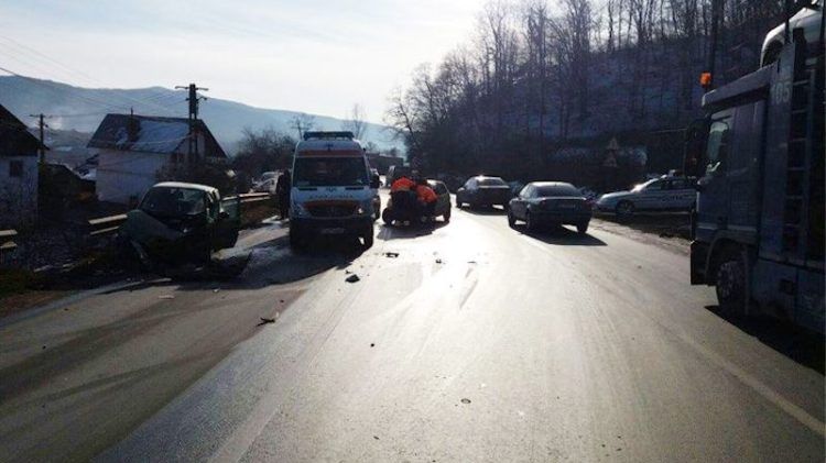 Accident GRAV între Sibiu şi Vâlcea. 5 victime, după ciocnirea frontală dintre două maşini