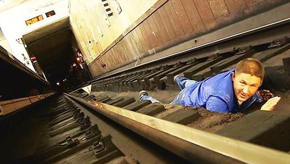 Ai căzut între şinele de la metrou? Uite ce trebuie să faci!