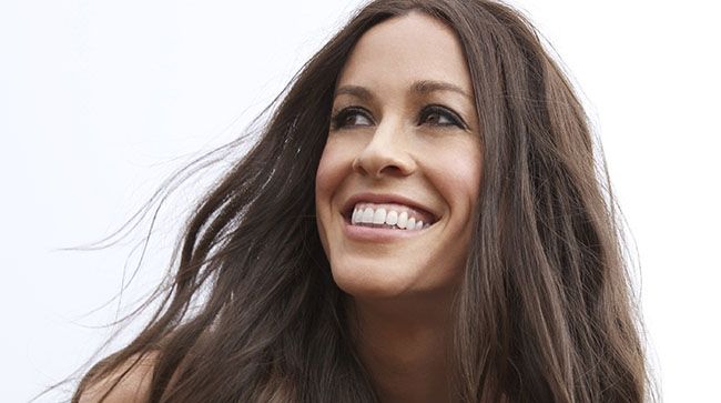 Şocant! Ce sumă IMENSĂ a furat fostul manager al cântăreței Alanis Morissette din banii artistei?