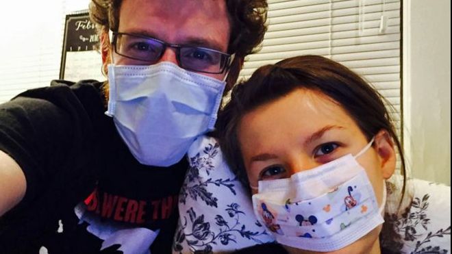 A devenit alergică la soțul ei. Ce pățește o femeie dacă stă în aceeași cameră cu partenerul