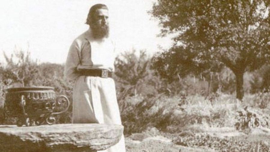 Arsenie Boca a rămas s-a dus într-o cameră cu trei femei. Nu o să-ți vină să crezi ce a făcut acolo