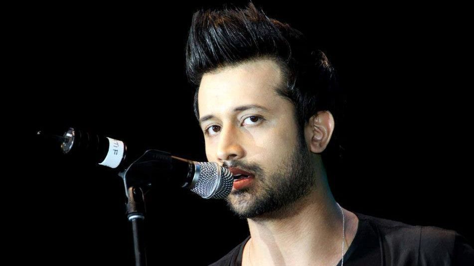 Momentul în care un cântăreţ îşi întrerupe concertul: a văzut că o fată din public e hărţuită