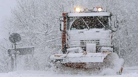 Atenţionare pentru şoferi pe autostrada Pecica-Nădlac, vântul a rupt balize de pe mijlocul drumului