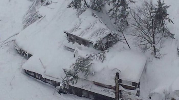 AVALANŞĂ Italia. La două zile de la tragedie, au găsit 8 persoane ÎN VIAŢĂ! Între ele, două românce