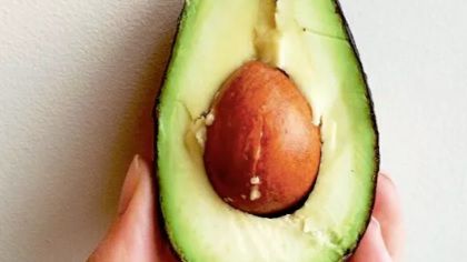 Cum poţi scăpa de celulită folosind un sâmbure de avocado