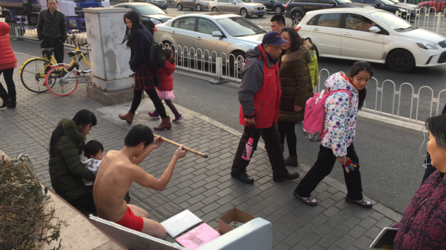 GESTUL DISPERAT al unui tată: cere tuturor să îl lovească. Motivul te va face să lăcrimezi