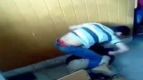 Ce au păţit elevii bătăuşi din Lugoj, care au transmis live pe Facebook cum îl bat pe un coleg