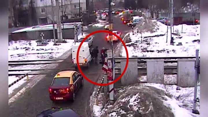 Momentul şocant în care un brăilean băut cade pe linia de cale ferată. Ce a urmat