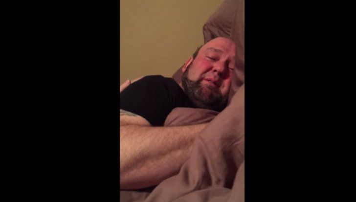 Şi-a găsit soţul în pat, în toiul zilei. Când a dat aşternutul la o parte, a împietrit! A plâns...