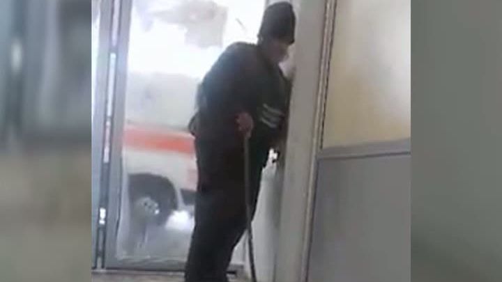 Un bătrân bolnav ar fi fost ignorat la un spital din Roman. O anchetă a fost declanșată