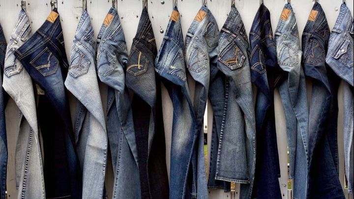 Toarnă sare pe blugi înainte să-i speli. Efectul este incredibil