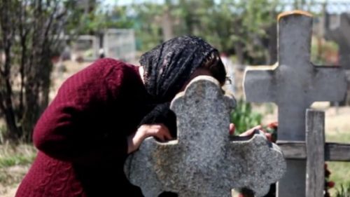 Scene înfiorătoare la Vaslui. În faţa rudelor, poliţia a ridicat decedata din sicriu