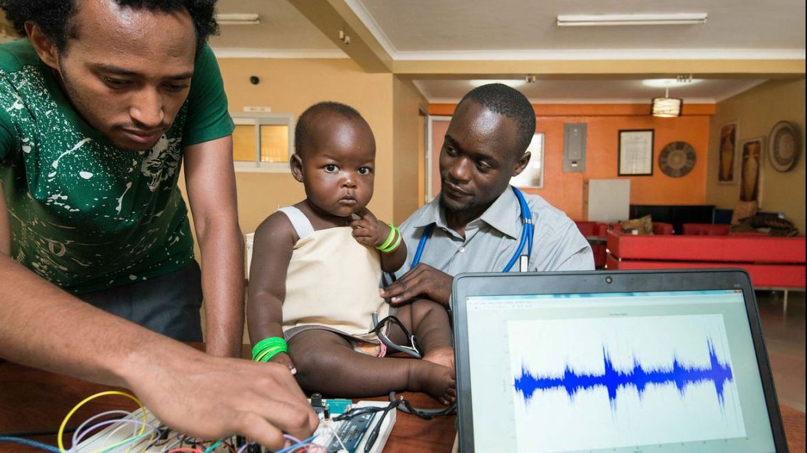 Un student din Uganda a creat o jachetă inteligentă care poate diagnostica pneumonia