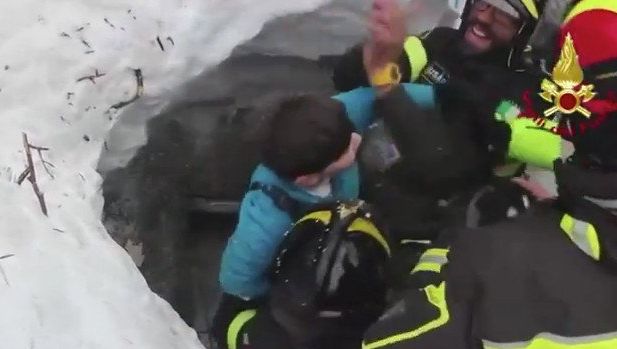 Avalanșă Italia. Primele IMAGINI cu românca și copiii ei salvați din "hotelul groazei"