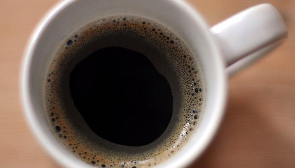 A aruncat cafeaua într-un canal de pe stradă. Polițiștii au venit imediat. Ce i-au spus? Uluitor