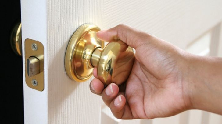 Pare o casă de vis! Când vezi cum arată înăuntru, te cutremuri! De ce NIMENI nu vrea să stea acolo