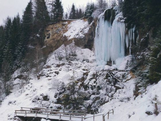 Imagini spectaculoase. Cascada Miresii a îngheţat 