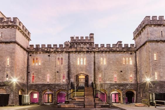 Şi-a mutat firma din oraş într-un CASTEL, dar cum l-a decorat e GENIAL