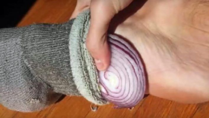 De ce e bine să pui ceapă în şosete înainte de culcare
