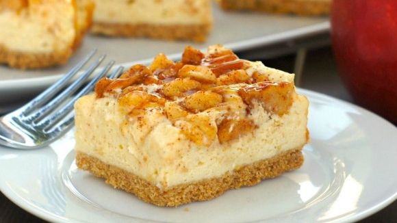 Desert delicios! Cheesecake cu mere şi caramel