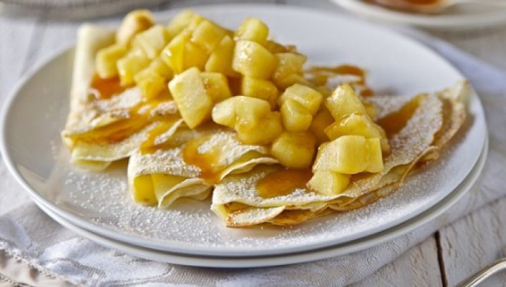 Aşa faci cele mai delicioase clătite cu mere şi caramel