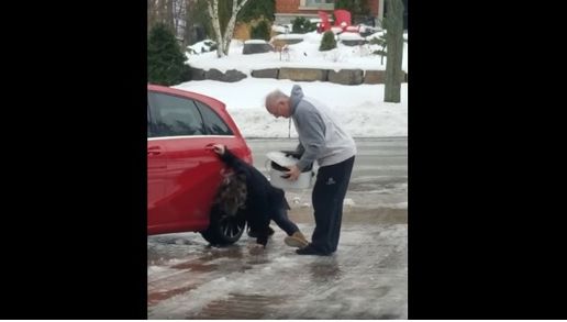Cel mai amuzant moment, VIRAL: o mamă râde cu poftă în timp ce fiica ei alunecă pe gheaţă