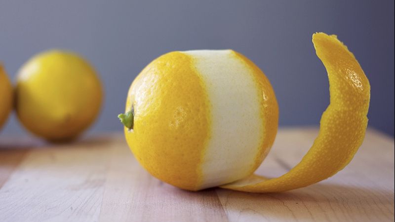 Ce se întâmplă cu sănătatea ta dacă mânânci coaja unei lămâi