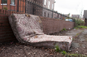 Descoperire ULUITOARE! Ce au găsit procurorii americani într-o saltea de pat veche