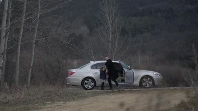 Îţi vor da lacrimile: Imaginile cu un tată care îşi abandonează fetiţa au făcut înconjurul lumii